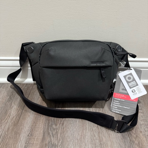 Peak Design Everyday Sling 3L Crossbody Waist Bum Bag in Black - Picture 2 of 11